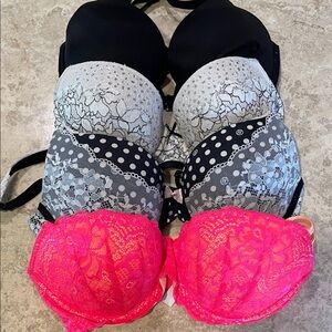 Lot (4) 32DD Victoria’s Secret Bras
